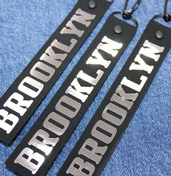 Подвеска с карабином "Brooklyn" 25*160 мм черного цвета с серебряной надписью