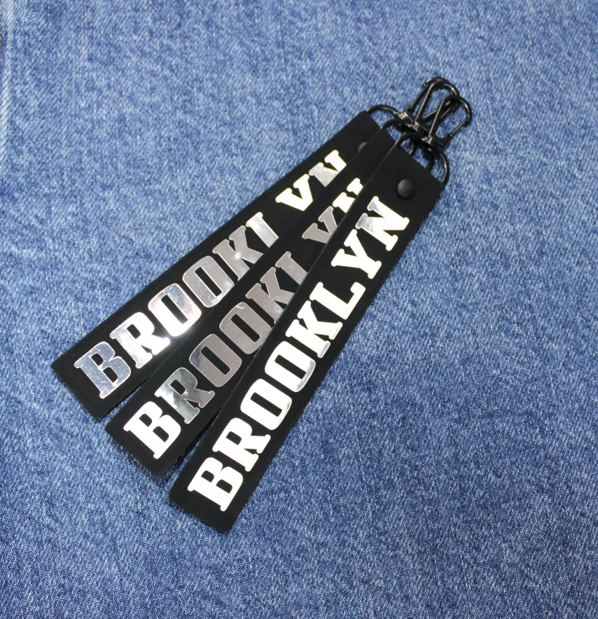 Подвеска с карабином "Brooklyn" 25*160 мм черного цвета с серебряной надписью-1