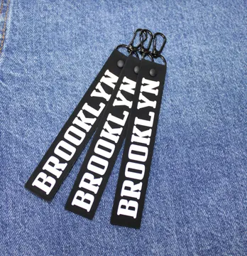 Подвеска с карабином "Brooklyn" 25*160 мм черного цвета с белой надписью