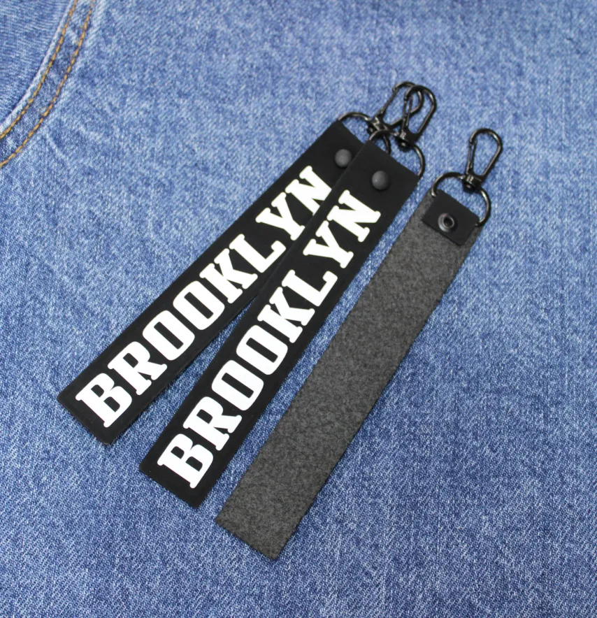 Підвіска з карабіном "Brooklyn" 25*160 мм чорного кольору з білим написом-1
