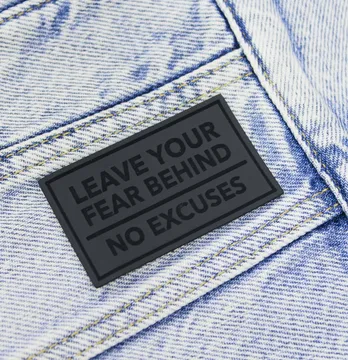 Нашивка "Leave your fear behind / no excuses" 65*40 мм чорного кольору