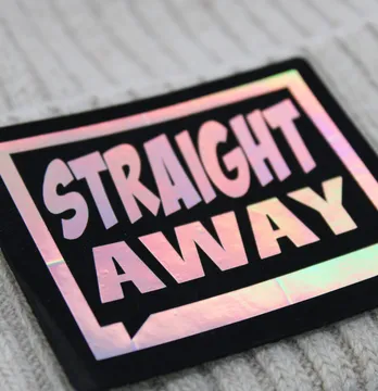 Нашивка "STRAIGHT AWAY" 75*60мм черного цвета с голограммой