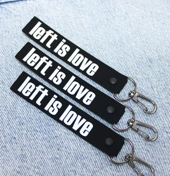 Подвеска с карабином "left is love" 20*120 мм черного цвета с белой надписью