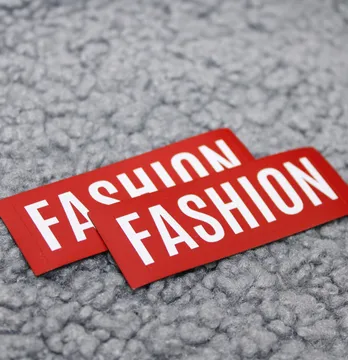 Нашивка "Fashion" 25*70мм красного цвета