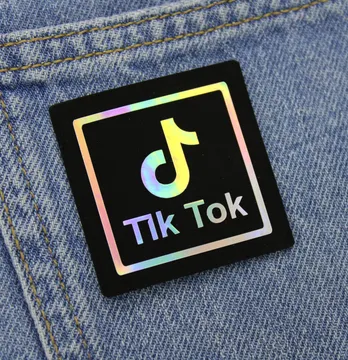 Нашивка "Tik Tok" 50*50мм черного цвета с голограммой