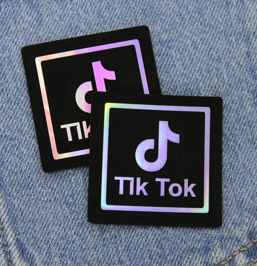Нашивка "Tik Tok" 50*50мм чорного кольору з голограмою-1