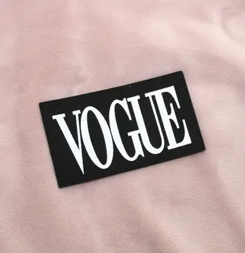 Нашивка "VOGUE" 70*40мм черного цвета с белой надписью