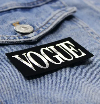 Нашивка "VOGUE" 70*40 мм черного цвета