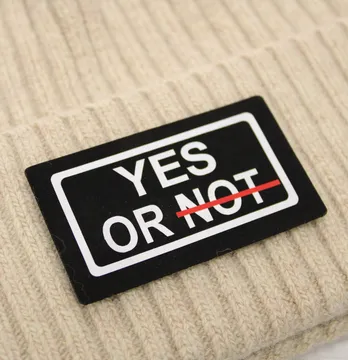 Нашивка "YES OR NOT" 70*45мм черного цвета с красным элементом