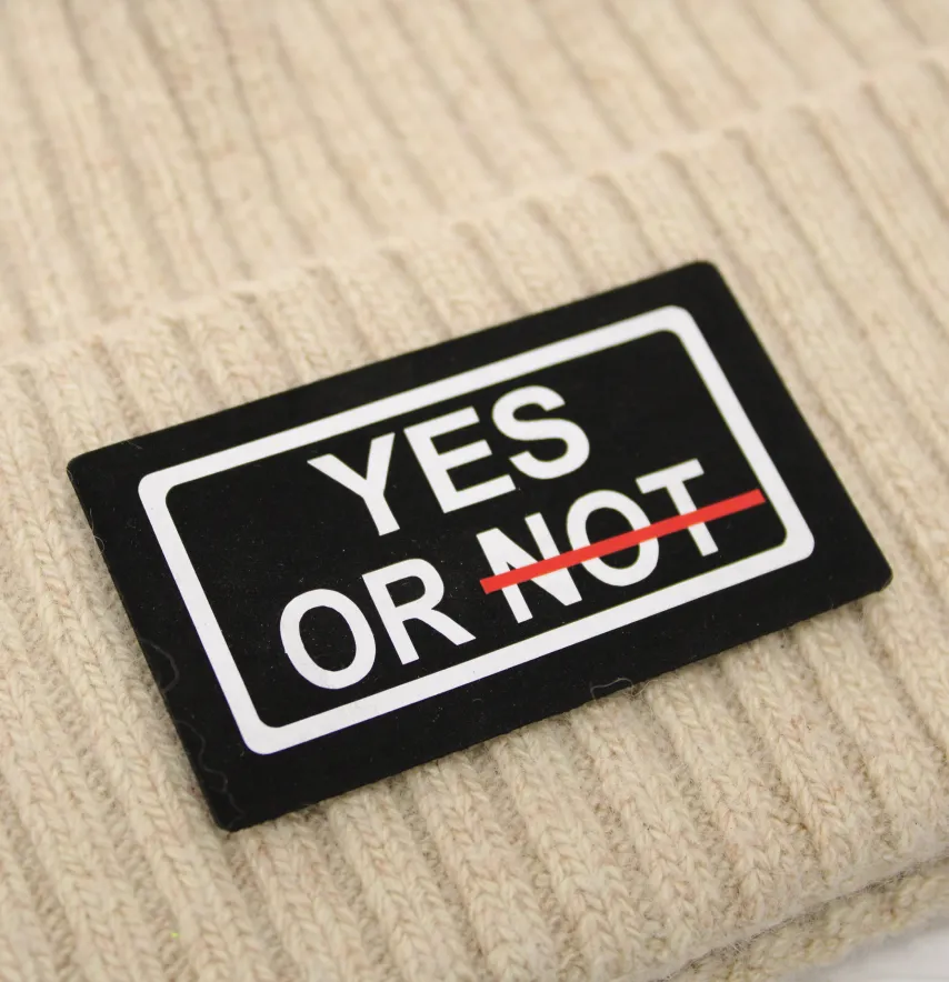 Нашивка "YES OR NOT" 70*45 мм чорного кольору з червоним елементом-0