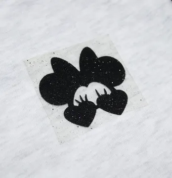Термоаппликация из глиттера «Minnie» глаза-сердца 6×5,5 см чёрного цвета.