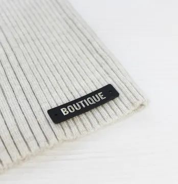 Нашивка "Boutique" 40*10мм черного цвета с золотой надписью