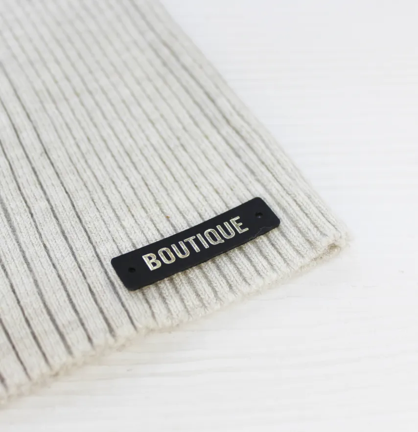 Нашивка "Boutique" 40*10мм черного цвета с золотой надписью-0
