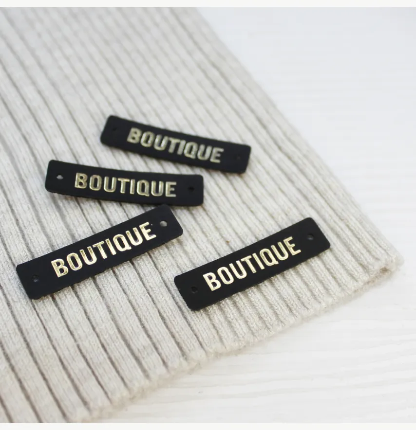 Нашивка "Boutique" 40*10мм черного цвета с золотой надписью-1