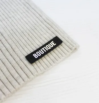 Нашивка "Boutique" 40*10мм черного цвета с зеркальной надписью