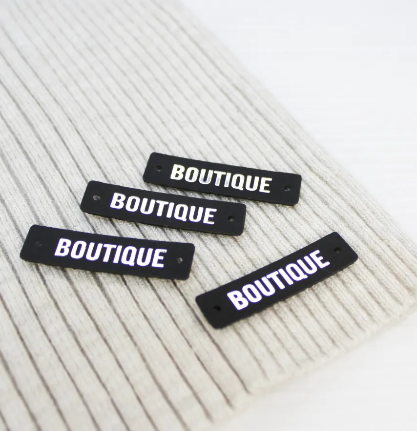 Нашивка "Boutique" 40*10мм черного цвета с зеркальной надписью-1