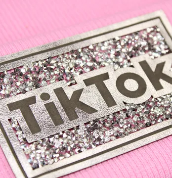 Нашивка з акриловим камінням "TikTok" 80*50 мм срібного кольору