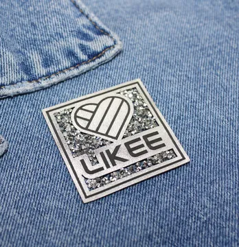 Нашивка з акриловим камінням "LIKEE" 50*50 мм срібного кольору