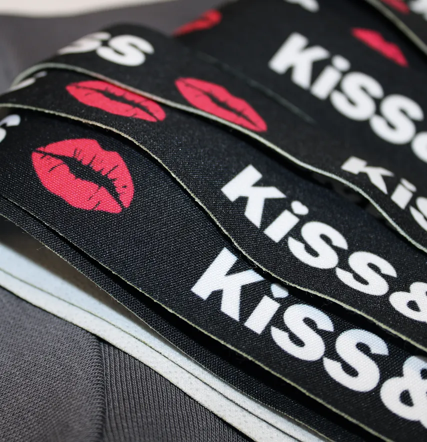 Лампас "Kisses" 3*90 см черного цвета-1