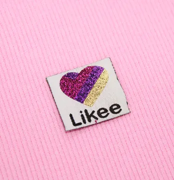 Нашивка жаккардова "Likee" 30*30 мм білого кольору на флізеліновій основі