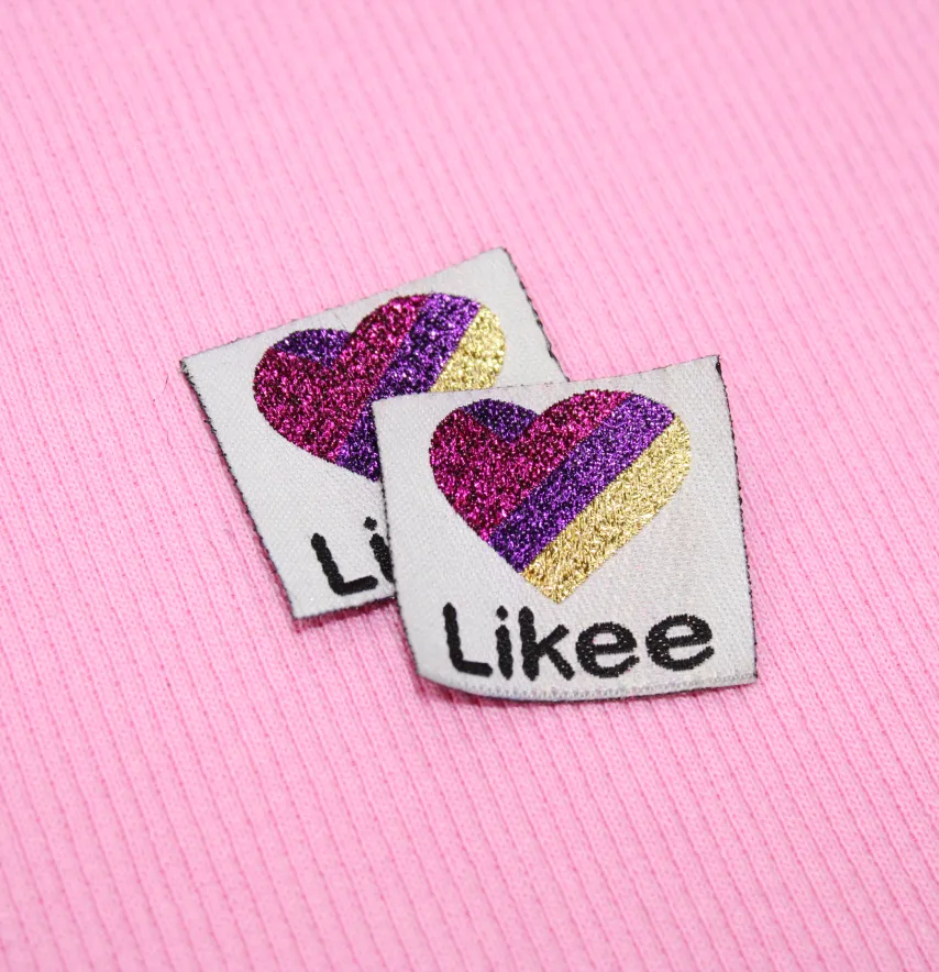 Нашивка жаккардова "Likee" 30*30 мм білого кольору на флізеліновій основі-1