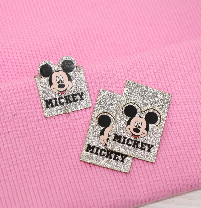 Нашивка с глиттером "Mickey" 25×40 мм серебряного цвета-1