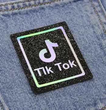 Нашивка из глитера "TikTok" 55*65 мм черного цвета