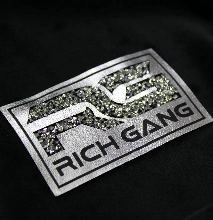 Нашивка з акриловим камінням "RICH GANG" 80*50 мм срібного кольору