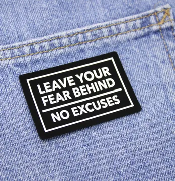 Нашивка "Leave your fear behind / no excuses" 60*40мм черного цвета