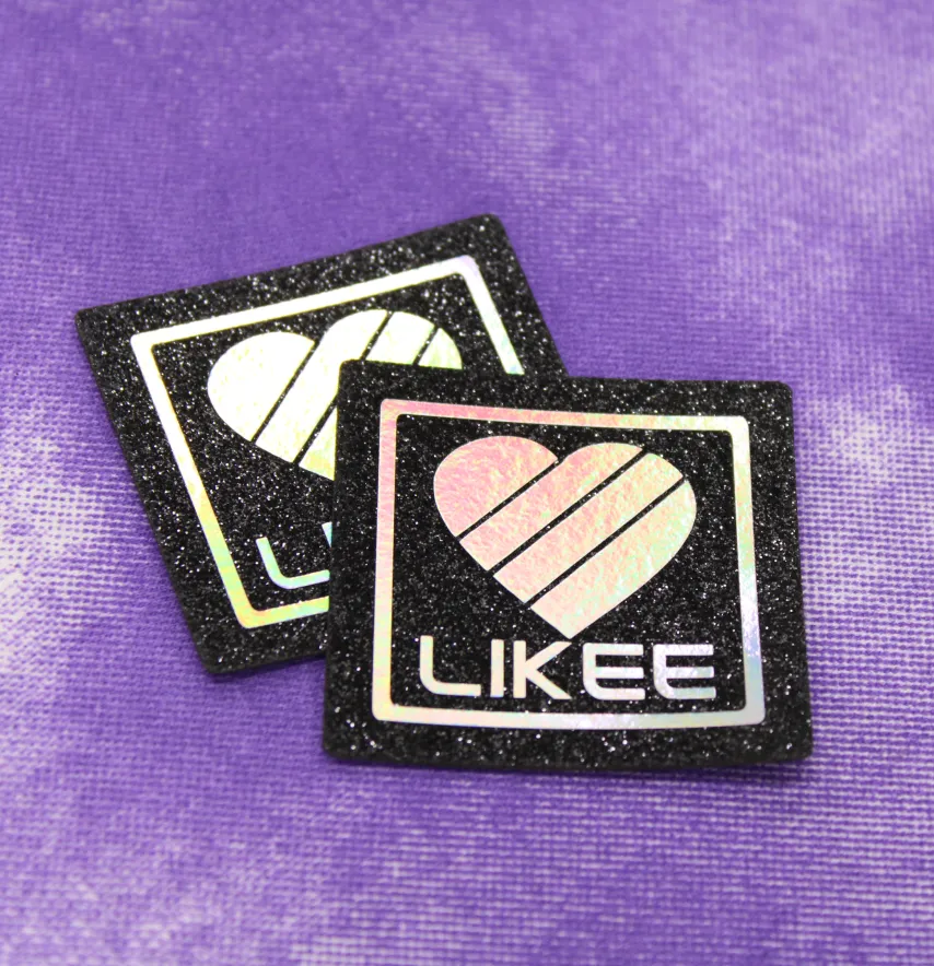 Нашивка з глітеру "Likee" 50*50 мм чорного кольору з голограмою-1