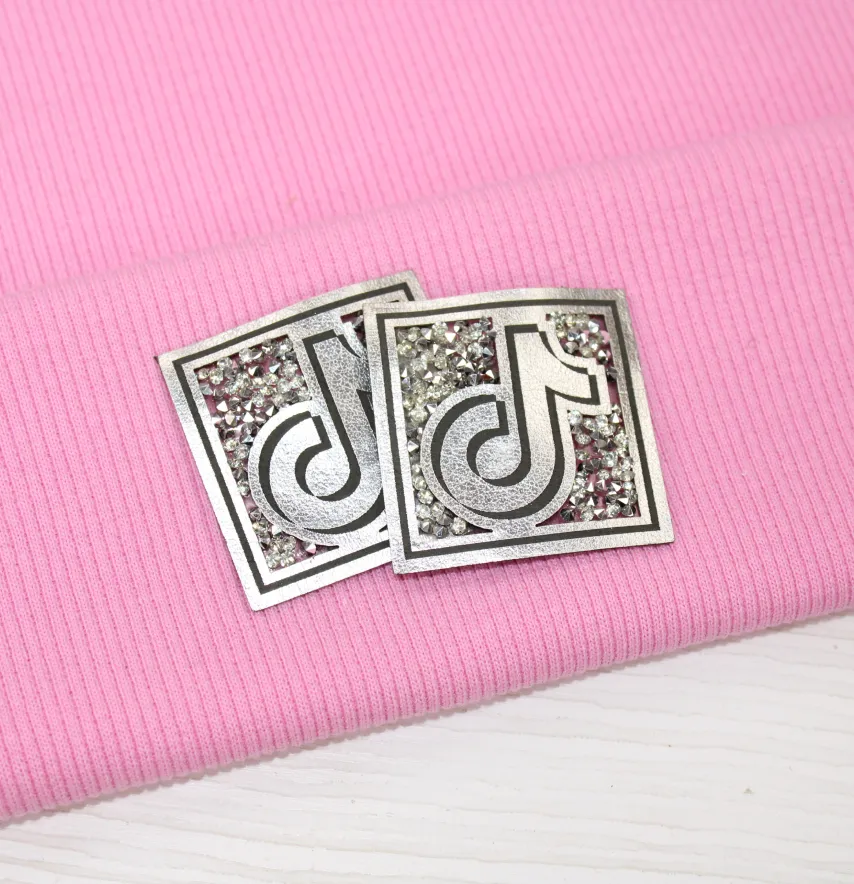Нашивка с акриловыми камнями "TikTok" 40*40 мм серебряного цвета-1