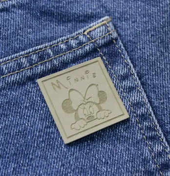 Нашивка "Minnie" 35*35 мм бежевого цвета
