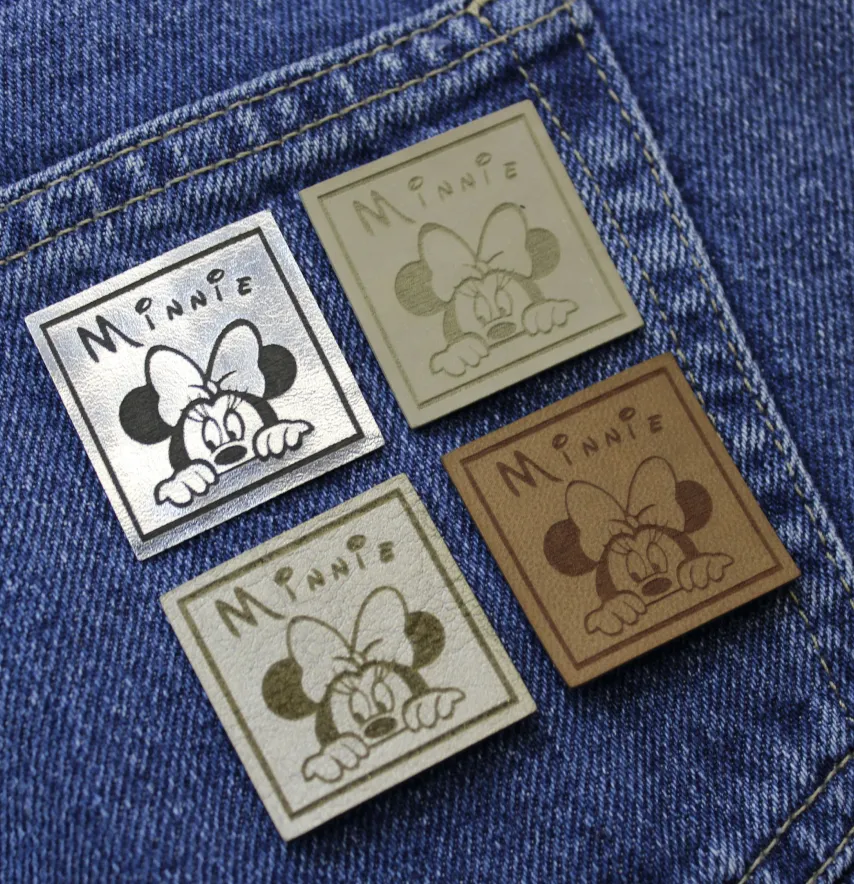 Нашивка "Minnie" 35*35 мм бежевого кольору-2