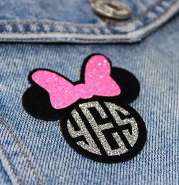 Нашивка из глитера "Yes Mickey" 55*50 мм черного цвета