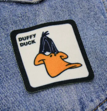 Нашивка тканевая "Duffy Duck" 6*6 см