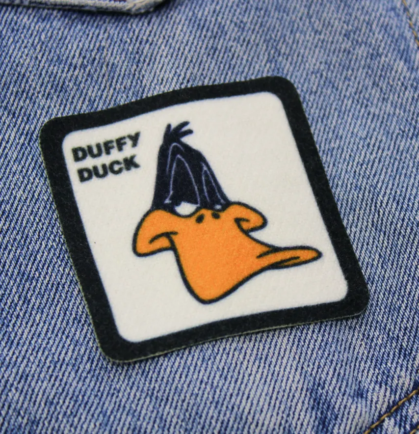 Нашивка тканева "Duffy Duck" 6*6 см білого кольору з кашеміру-0