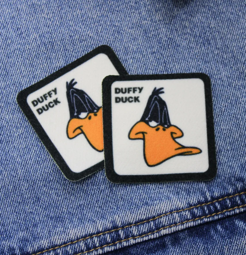 Нашивка тканева "Duffy Duck" 6*6 см білого кольору з кашеміру-1