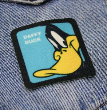 Нашивка тканевая "Duffy Duck" 6*6 см голубого цвета