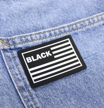 Нашивка "Black" 60*40мм черно-белого цвета.