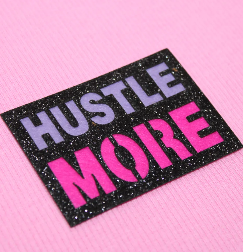 Нашивка з глітеру "Hustle more" 70*50 мм чорного кольору-0