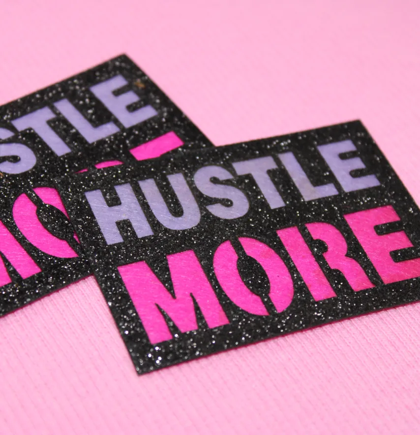 Нашивка з глітеру "Hustle more" 70*50 мм чорного кольору-1