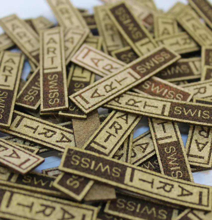 Нашивка "ART swiss" 10*50 мм бежевого цвета-1