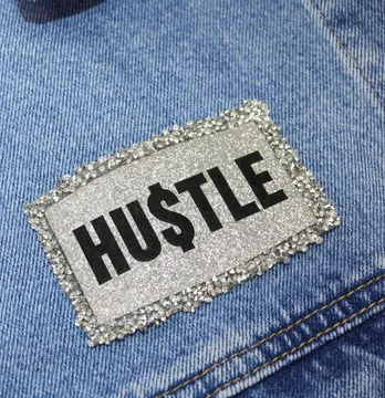 Нашивка с акриловыми камнями "Hustle" 85*55 мм серебряного цвета с серебряными камнями