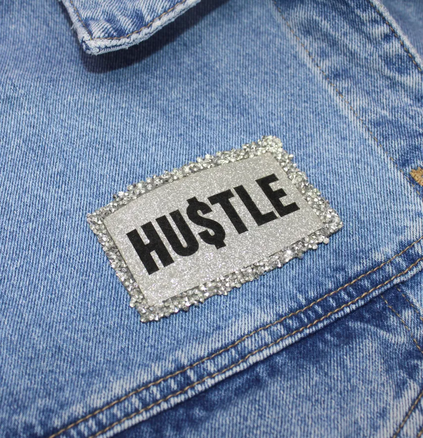 Нашивка с акриловыми камнями "Hustle" 85*55 мм серебряного цвета с серебряными камнями-1