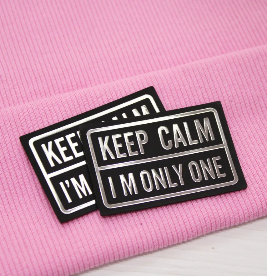 Нашивка "Keep calm" 60*40 мм чорного кольору з срібним написом-1