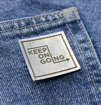 Нашивка "Keep on going" 35*35 мм срібного кольору