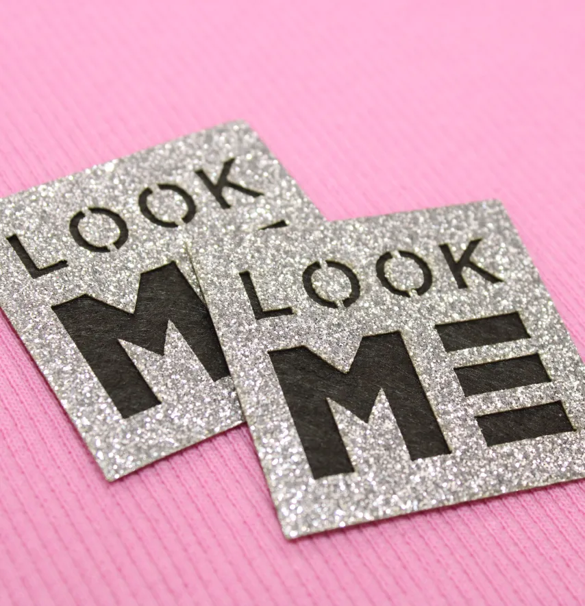 Нашивка из глитера "Look me" 50*50мм серебряно-черного цвета-1