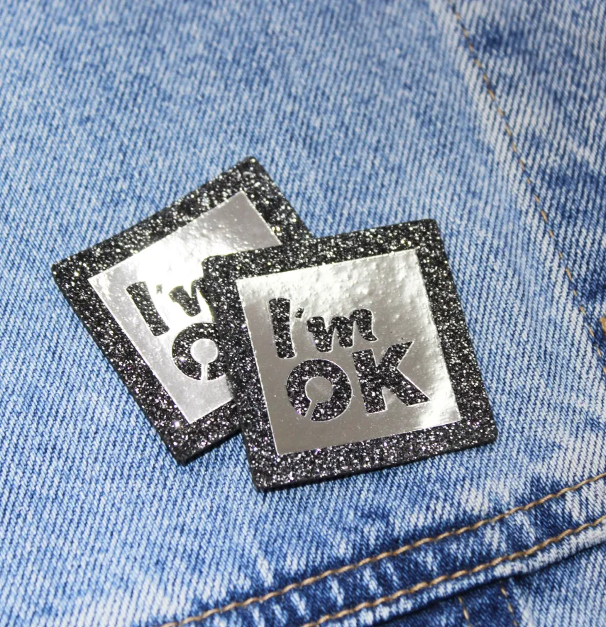 Нашивка из глитера "Im OK" 40*40 мм зеркальная с черным глитером-1