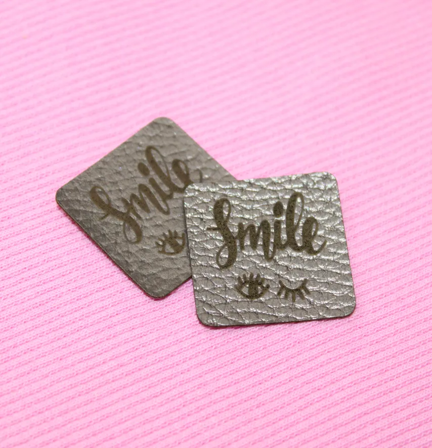 Нашивка "Smile" 30*30 мм графітового кольору-1