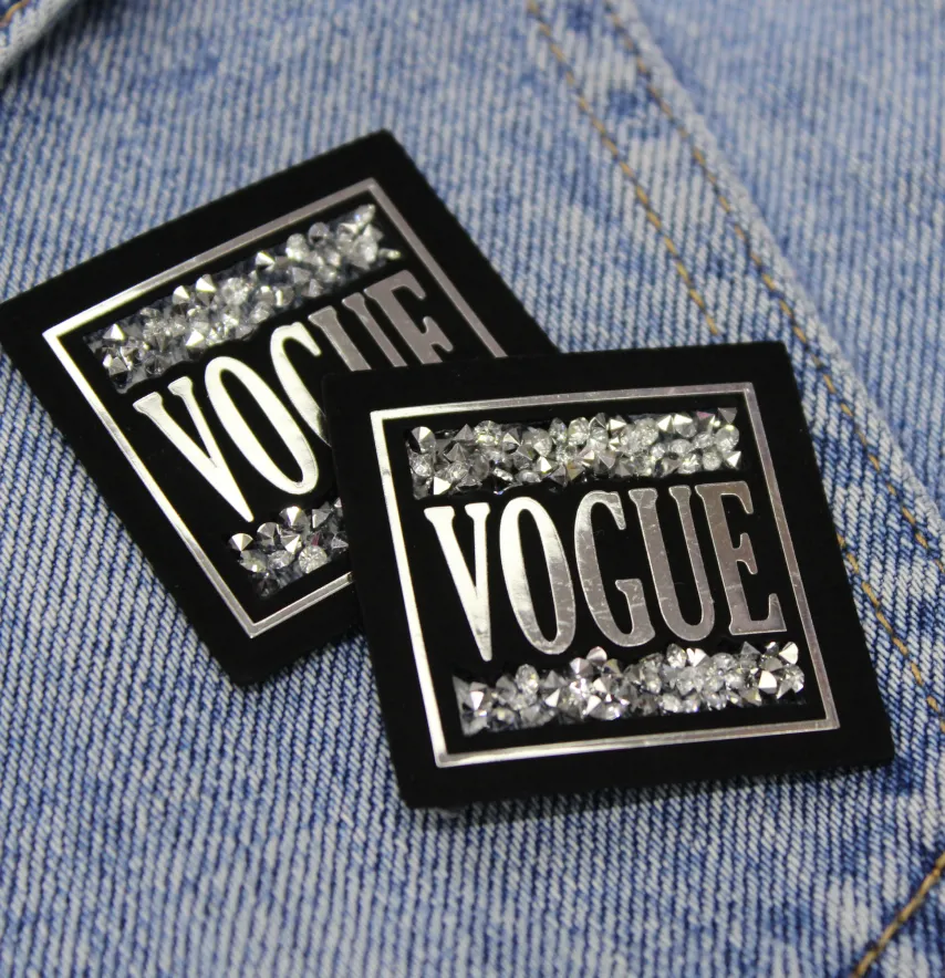 Нашивка з акриловим камінням "Vogue" 40*40 мм чорного кольору зі срібним камінням-2